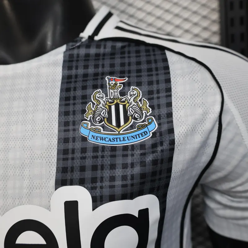 25/26 Camisola do Newcastle United versão jogador em casa