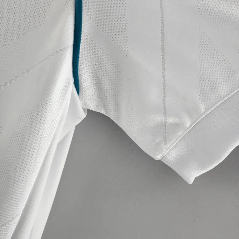 Maillot de football blanc rétro domicile du Real Madrid 2017-2018