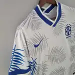 Weißes Fußballtrikot im klassischen Stil zur Weltmeisterschaft 2022 in Brasilien