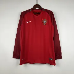 2016 Portugal Thuiswedstrijd Retro-shirt met lange mouwen - productfoto Herenvoetbalshirt Portugal 2016 (thuiswedstrijd, retro, lange mouwen), vooraanzicht met nationaal embleem.