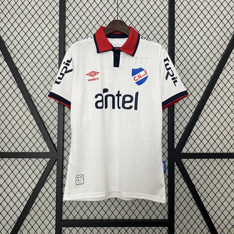 Camiseta de local del Club Nacional de Fútbol 2024