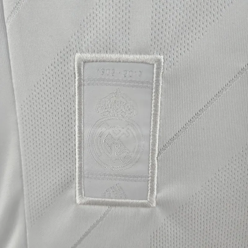 Maillot de football blanc rétro domicile du Real Madrid 2017-2018