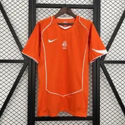 Camisa de futebol retro da seleção da Holanda de 2004 - foto do produto Camisa de futebol masculina da seleção nacional dos Países Baixos de 2004 (jogo em casa), frente, laranja clássico com o emblema nacional.