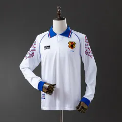 WK 1998 Japan: retro-uittenue met lange mouwen – productfoto Wereldkampioenschap voetbal 1998 in Japan: retro-uittenue met lange mouwen voor heren, vooraanzicht, met zichtbaar embleem.