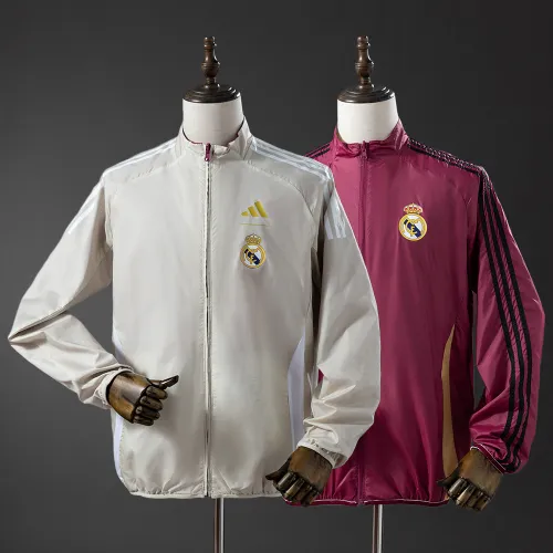 Chaqueta cortavientos reversible beige y roja del Real Madrid 25/26